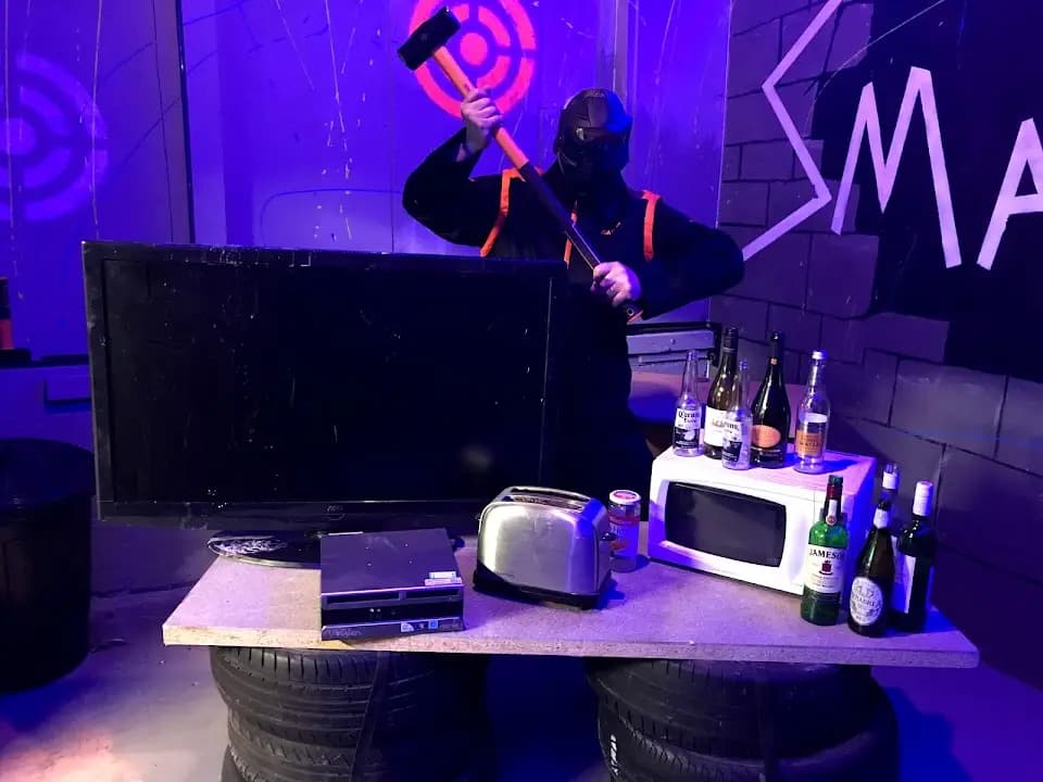 axe throwing experience at SMASH it, located in Leeds