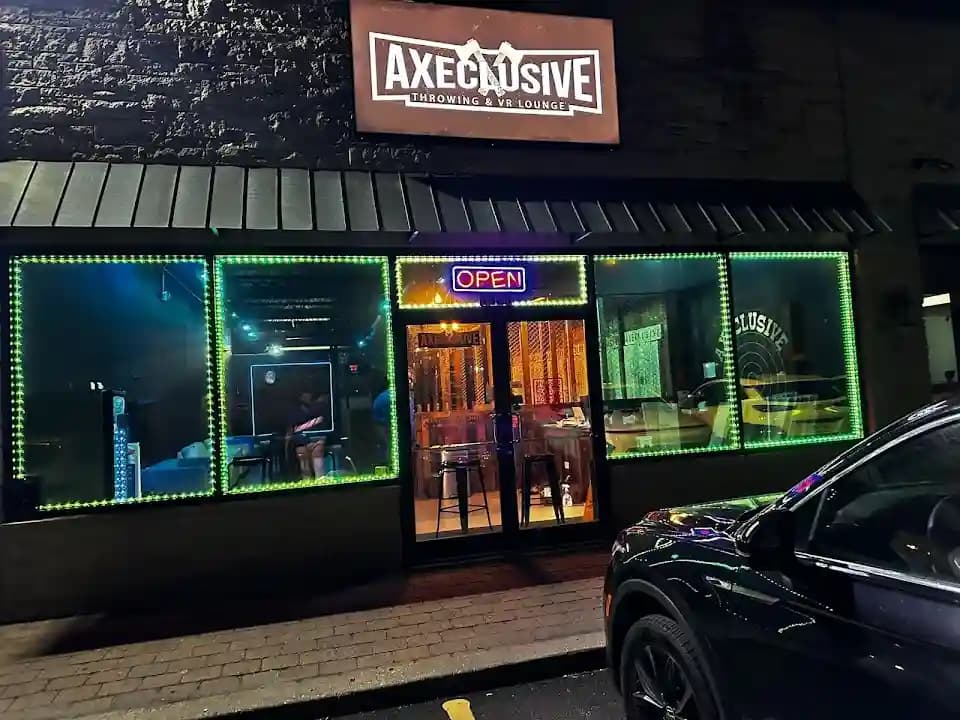 axe throwing experience at Axeclusive Axe Throwing & VR Lounge located in Chicago