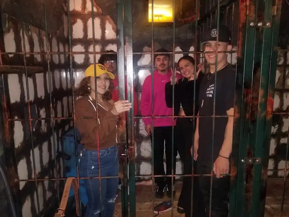 escape rooms experience at QUEST ROOM - Dallas Escape Rooms located in Dallas