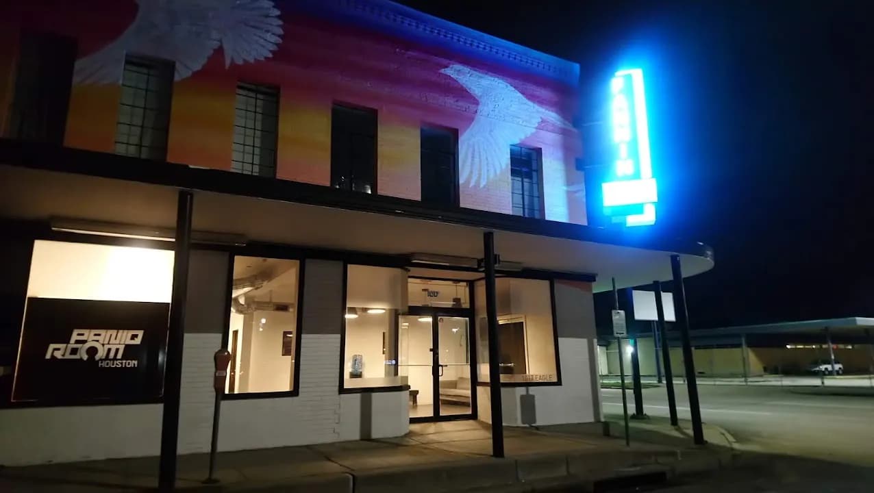 escape rooms experience at PanIQ Room Houston And Cocktail Bar located in Houston