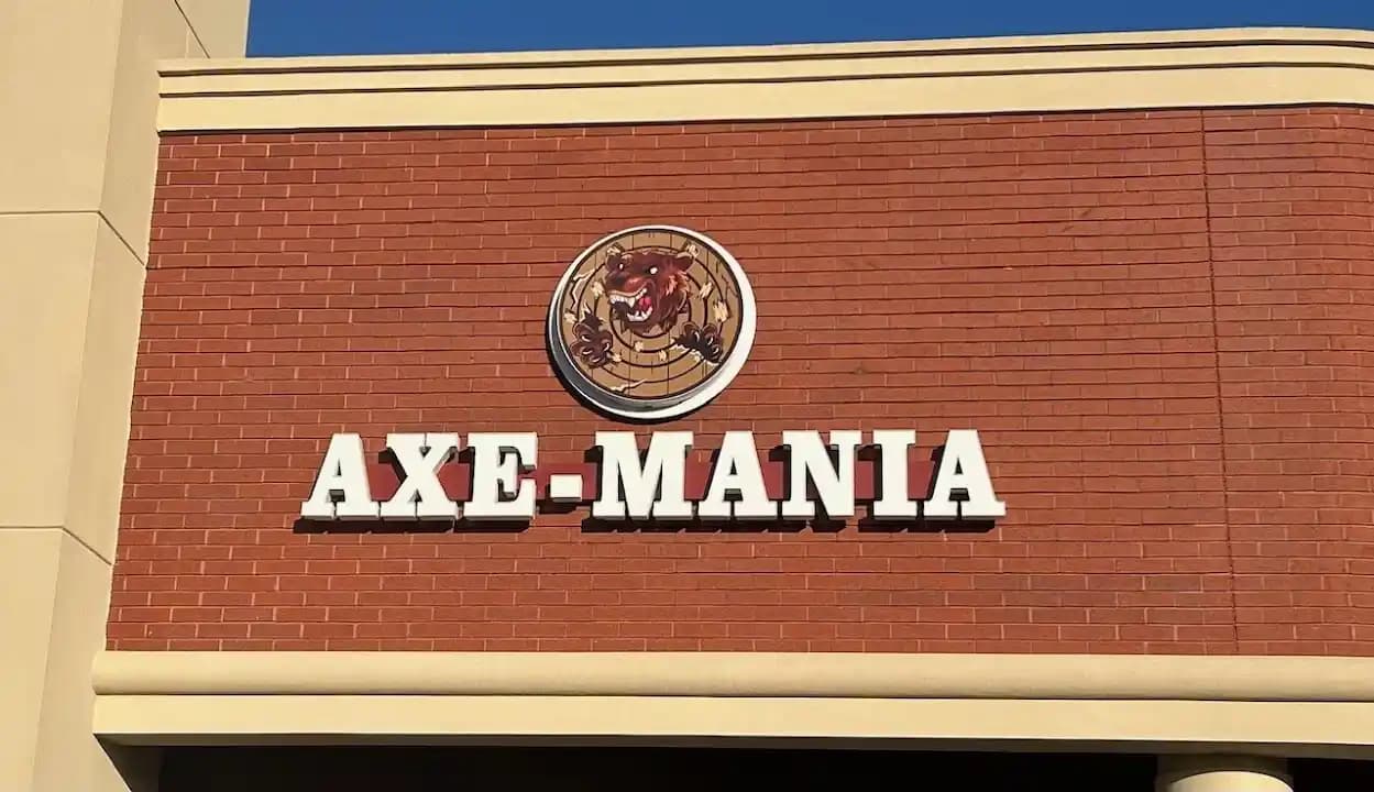 axe throwing experience at Axe-Mania located in Houston