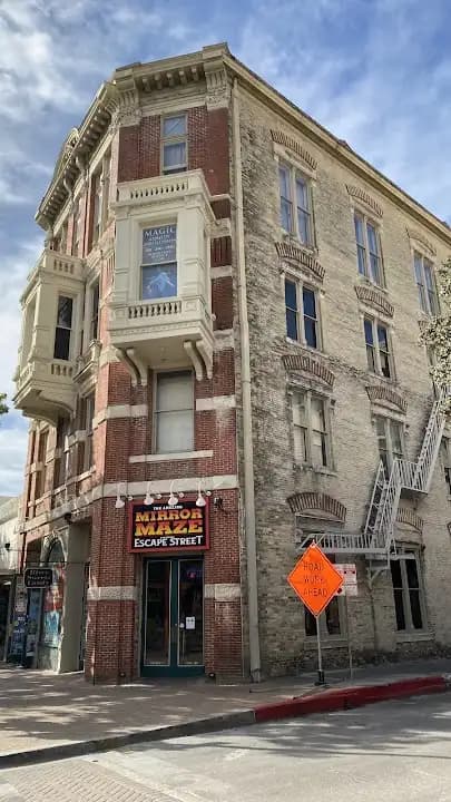 The Amazing Mirror Maze - escape rooms in San Antonio